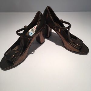 Woman’s New Tahari Open Toed Heels